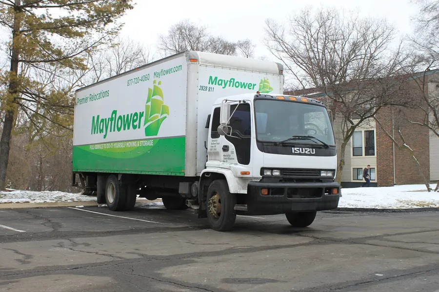 Camion de déménageur professionnel stationné devant un immeuble