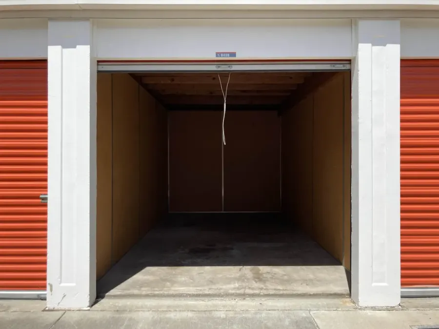Box de stockage vide avec porte ouverte