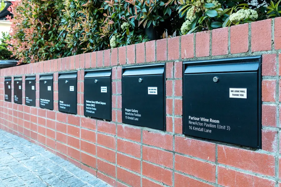 Rangée de boîtes aux lettres devant des logements