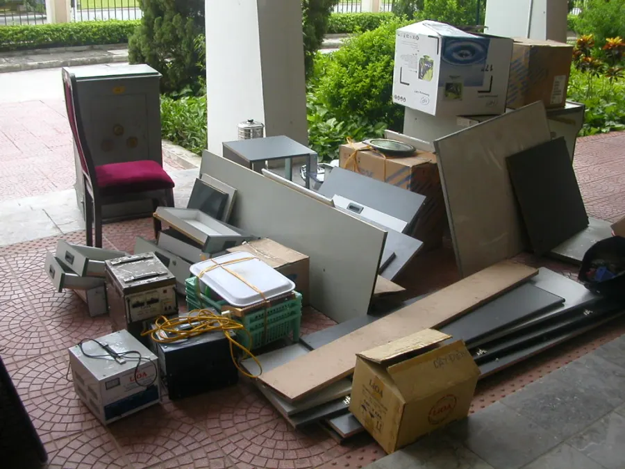Équipements de bureau et cartons regroupés lors d'un transfert de locaux