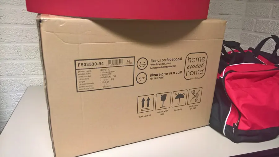 Carton de déménagement « Home sweet home » prêt pour la nouvelle maison