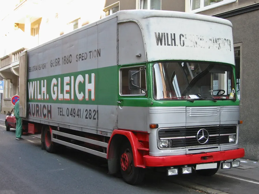 Camion de déménagement chargé de cartons et de meubles